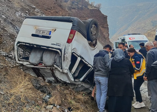 Hakkari’de minibüs yağış yüzünden takla attı: 4 yaralı